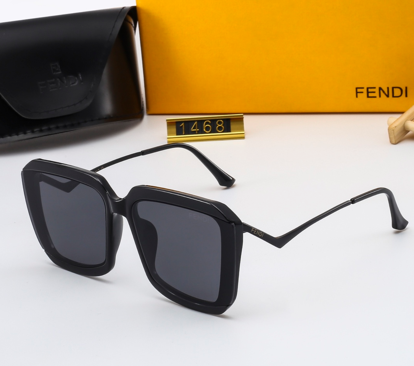 4-color women fashion  letter temple sunglasses