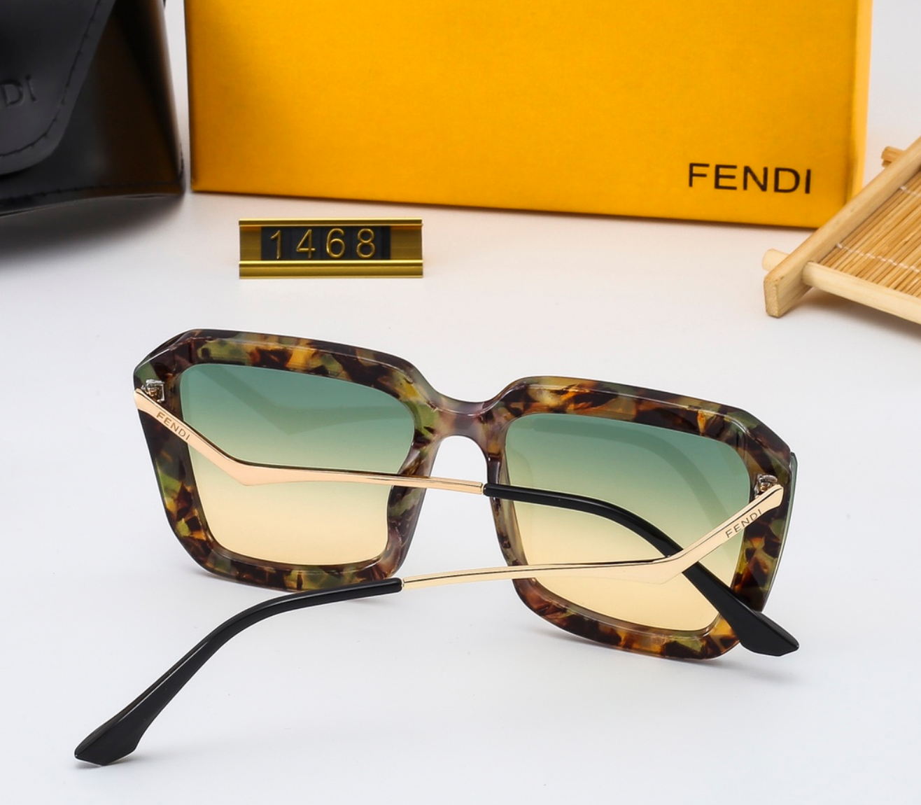 4-color women fashion  letter temple sunglasses