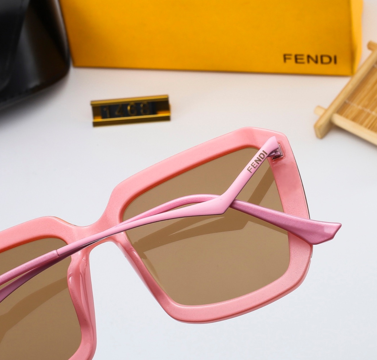 4-color women fashion  letter temple sunglasses